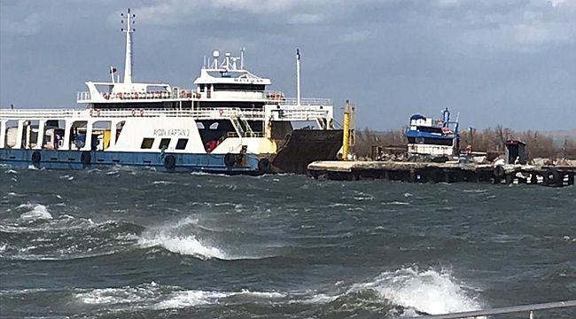 Çanakkale'de feribot, denizde oluşan kum adasına oturdu