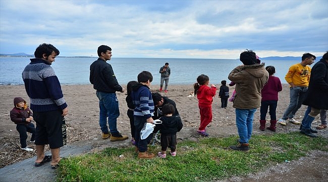 Çanakkale sahiline gelen Düzensiz göçmenlerin bekleyişi sürüyor.