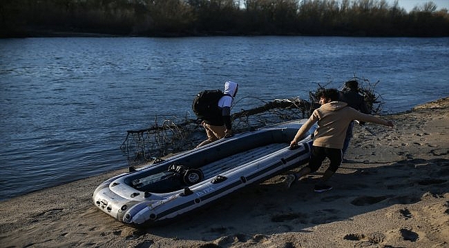 Düzensiz göçmenlerin Meriç'i aşıp Yunanistan'a geçişi görüntülendi