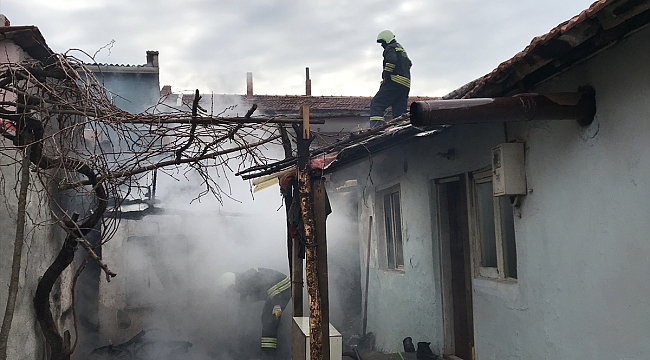 Edirne'de bir evi tamamen yanmaktan mahalleli kurtardı