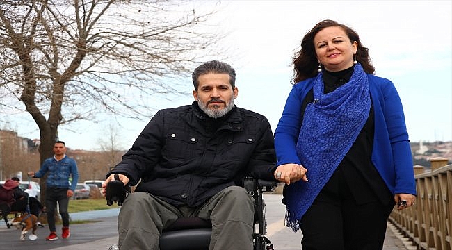 Engelli eşinin elini 20 yıldır bırakmadı