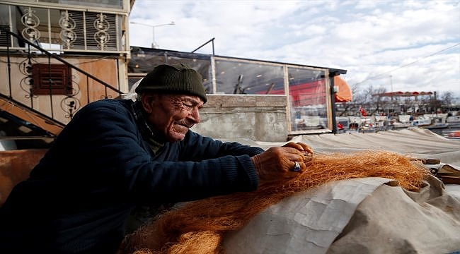 Ömrü balıkçılıkla geçen 88 yaşındaki Fehmi Faytoncu şimdi ağ onarıyor