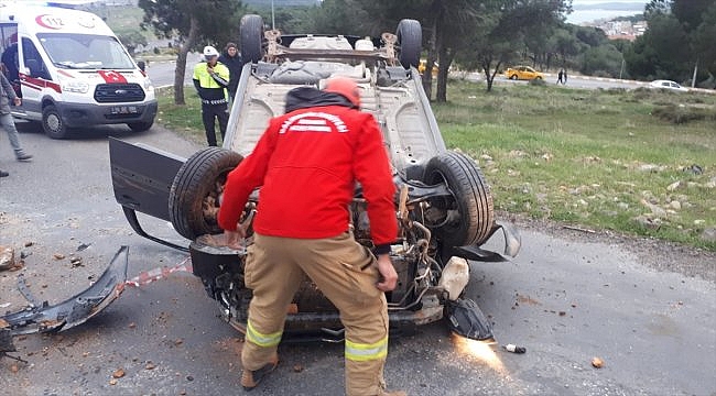 Ayvalık'ta devrilen otomobilin sürücüsü yaralandı