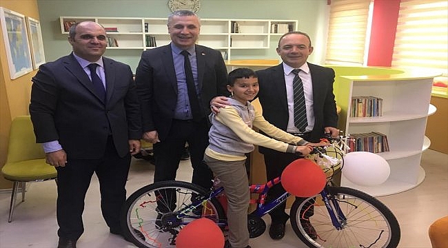 Burhaniye'de en çok kitap okuyan öğrenciye bisiklet hediye edildi