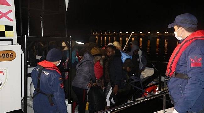 Çanakkale açıklarında lastik bottaki 45 sığınmacı karaya çıkarıldı