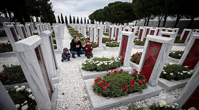 "Çanakkale geçilmez" destanının yazıldığı topraklarda ecdada dua