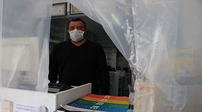 Eczacıdan şeffaf branda ile koronavirüs önlemi