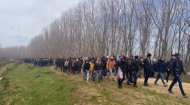Göçmenler tel çitleri keserek Yunanistan'a geçti