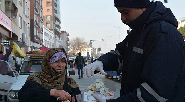 Lapseki'de belediye ekipleri pazarcı esnafa eldiven dağıttı
