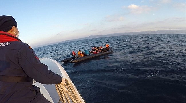 Yunan kara sularında geri itilen düzensiz göçmenleri Türk sahil güvenliği kurtardı