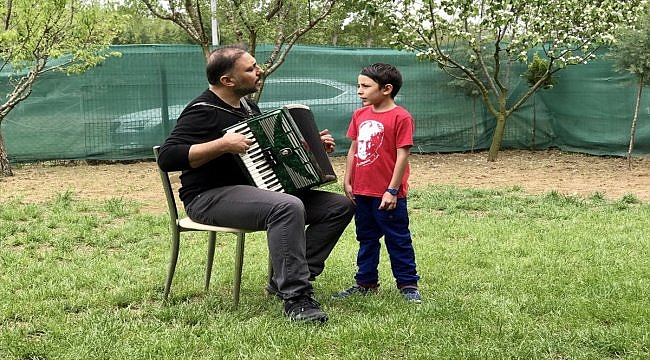 Akademisyen, 23 Nisan'a özel marş besteledi