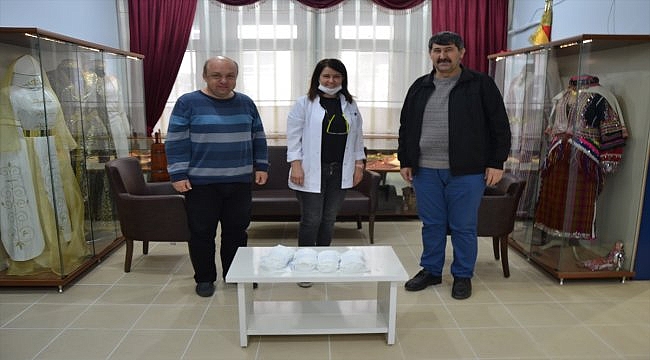 Biga Halk Eğitim Merkezinde tıbbi maske ve tek kullanımlık koruyucu kıyafet üretiliyor