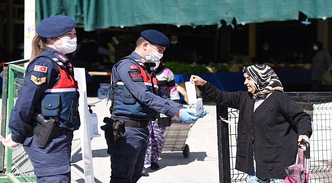 Çanakkale'de jandarma maske dağıttı