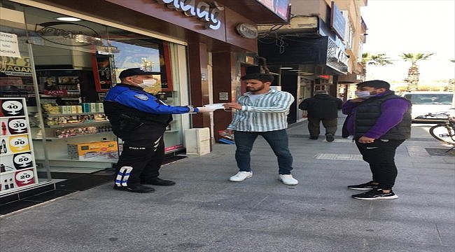 Çanakkale'de polis maske dağıttı