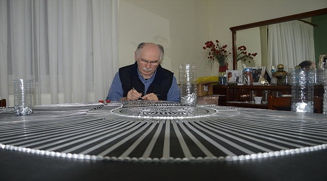 Dışarı çıkamayan emekli öğretmen evini "sanat atölyesi"ne çevirdi