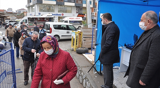 Ezine Belediyesi 10 bin maske ve eldiven dağıttı