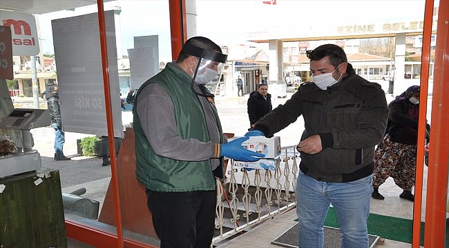 Ezine'de ücretsiz maske ve eldiven dağıtımına başlandı