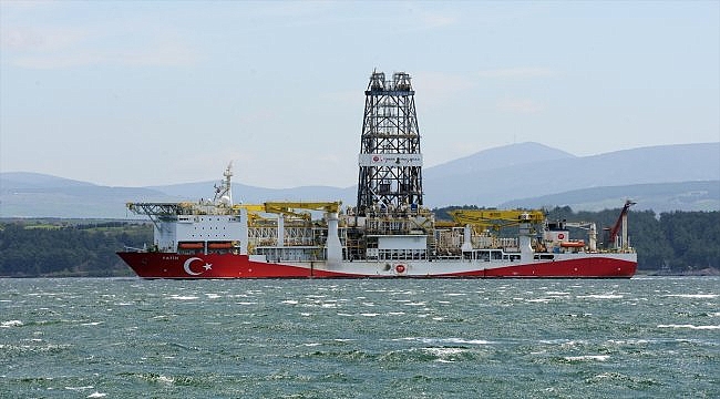 "Fatih" Çanakkale Boğazı'ndan geçti