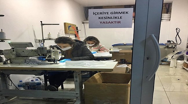 Gelibolu'da esnaf ürettiği maskeleri 1,5 liradan satışa sundu