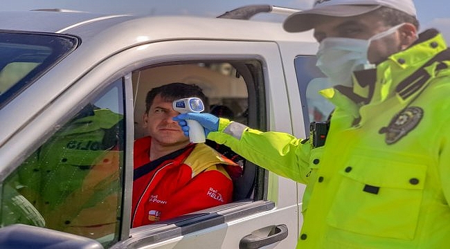 Gelibolu'da sürücülere ateş ölçümü yapılıyor