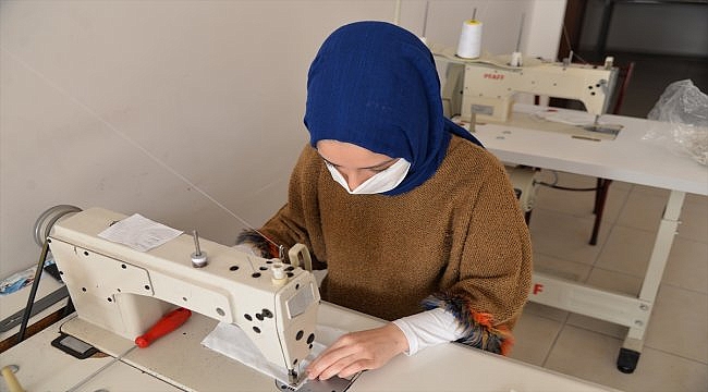Kadınlardan siperlik maske üretimi