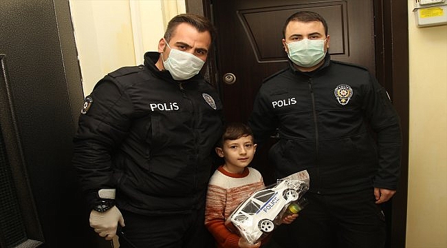 Polis amcaları İlker'in oyuncak araba isteğini karşıladı