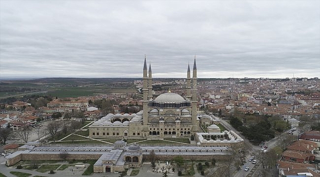 Selimiye Camisi'nin minarelerine "Evde Kal Türkiye" yazılı mahya asıldı