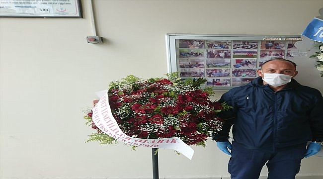 Tekirdağ'da karantinadaki öğrencilerden yurt çalışanlarına çiçek sürprizi