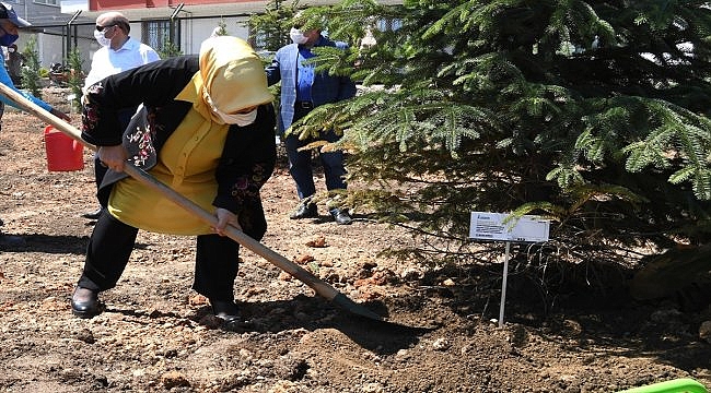 400 sağlıkçı annenin ismi Sancaktepe'deki sahra hastanesinin bahçesinde yeşerecek
