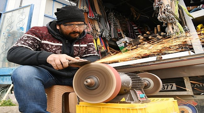 Ata mesleğini sürdürmek için bankacılığı bırakıp demirci oldu