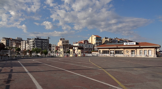 Çanakkale'nin en işlek cadde ve sokakları boş kaldı.