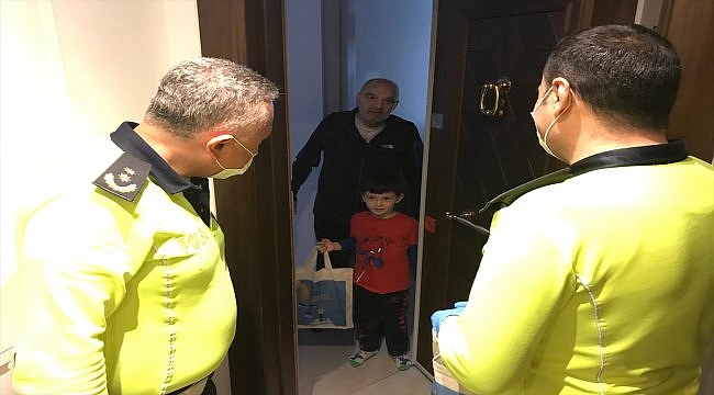 Evde kalan çocuklara polis amcalarından Trafik Haftası hediyesi