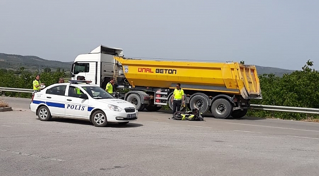 Ezine'de refüje çarpan motosikletin sürücüsü yaralandı
