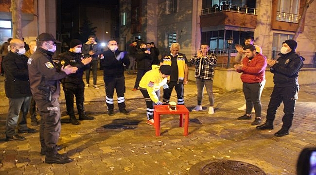 Kavga ihbarına giden polis ve sağlık ekibine pasta sürprizi