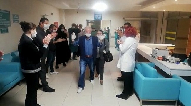 Koronavirüsü yenen hasta sağlık çalışanlarının alkışlarıyla uğurlandı