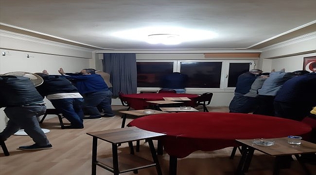 Polisten kaçan kumar şüphelisi ağaçta yakalandı