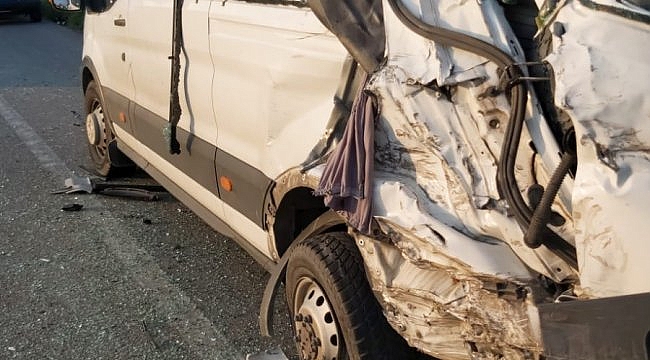 Balıkesir'de minibüsle tanker çarpıştı: 12 yaralı