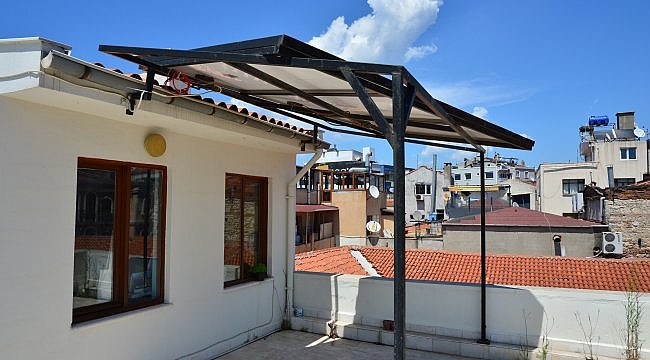 Balkona kurdukları güneş paneli sayesinde 7 yıldır elektrik faturası ödemiyorlar