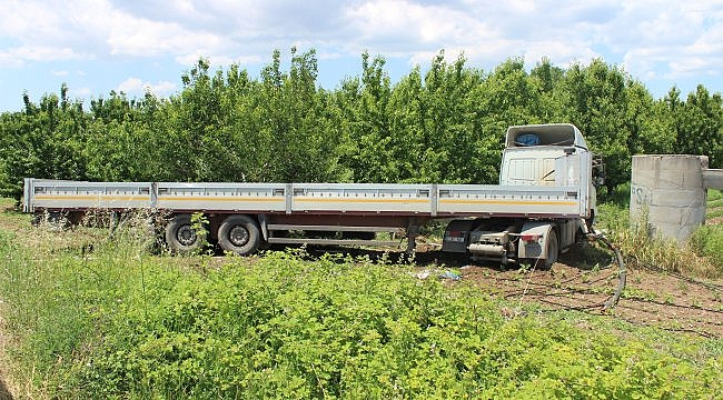 Bayramiç'te kontrolden çıkarak tarlaya savrulan tırın sürücüsü yaralandı