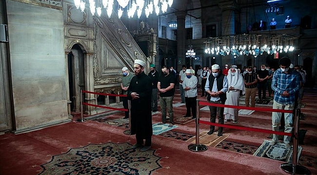 Camilerde cemaatle ilk sabah namazı kılındı