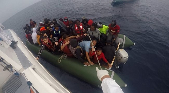 Çanakkale açıklarında Türk kara sularına itilen 45 sığınmacı kurtarıldı
