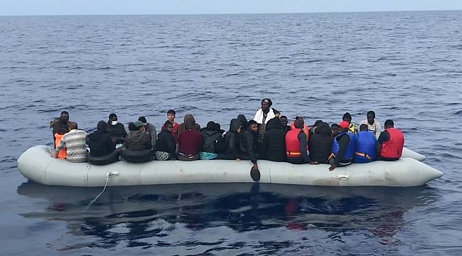 Çanakkale açıklarında Türk kara sularına itilen 62 sığınmacı kurtarıldı