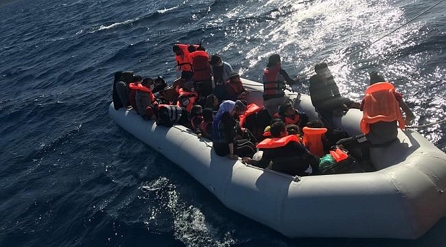 Çanakkale'de lastik bottaki 29 sığınmacı kurtarıldı