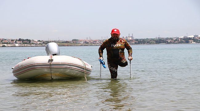 Denizlerin "tek bacaklı zıkpıncısı" azmiyle örnek oluyor