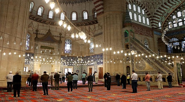 Edirne'de Selimiye Camisi'nde namaz kılmanın sevinci yaşanıyor