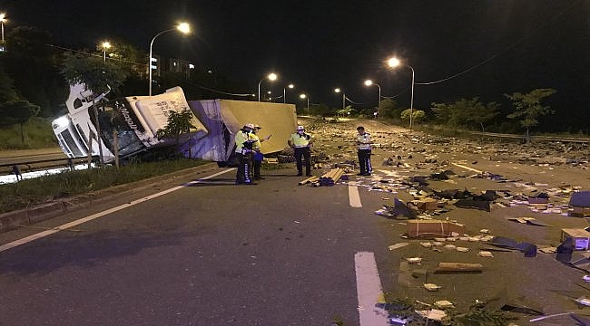 Kocaeli'de "lam" yüklü kamyon devrildi: 1 yaralı