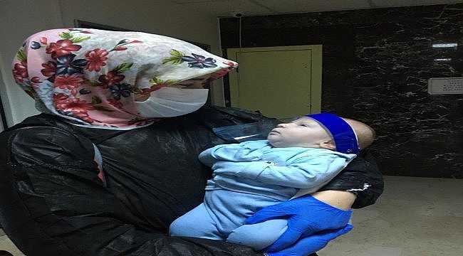 Kovid-19'u yenen 17 günlük bebek ile anne ve babası alkışlarla taburcu edildi