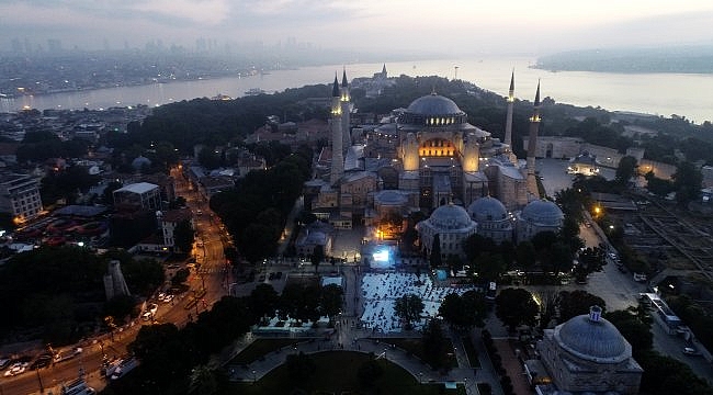 Ayasofya-i Kebir Cami-i Şerifi'nde sabah namazına vatandaşlardan yoğun ilgi