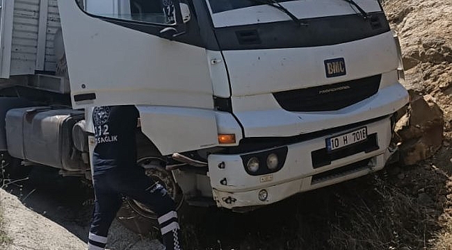 Balıkesir'de toprak yığınına çarpan kamyonun sürücüsü öldü