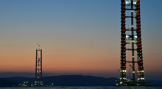 "Çanakkale Boğazı'nın gerdanlığı" ışıklandırılan ayaklarıyla göz kamaştırıyor